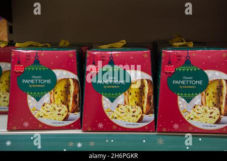 Taplow, Buckinghamshire, Großbritannien. November 2021. Panettone zum Verkauf. Sainsbury's Supermarket war heute gut mit weihnachtlichen Speisen und Getränken ausgestattet. Frühere Probleme in der Lieferkette auf dem Lebensmittel- und Getränkemarkt in England nach dem Brexit scheinen sich zu lockern, ohne dass offensichtliche Panikkäufe auftauen. Quelle: Maureen McLean/Alamy Stockfoto