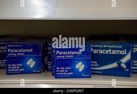 Taplow, Buckinghamshire, Großbritannien. November 2021. Gute Versorgung mit Paracetamol. Sainsbury's Supermarket war heute gut mit weihnachtlichen Speisen und Getränken ausgestattet. Frühere Probleme in der Lieferkette auf dem Lebensmittel- und Getränkemarkt in England nach dem Brexit scheinen sich zu lockern, ohne dass offensichtliche Panikkäufe auftauen. Quelle: Maureen McLean/Alamy Stockfoto