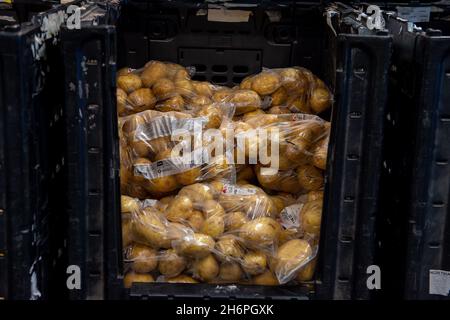 Taplow, Buckinghamshire, Großbritannien. November 2021. Viele Vorräte an Kartoffeln. Sainsbury's Supermarket war heute gut mit weihnachtlichen Speisen und Getränken ausgestattet. Frühere Probleme in der Lieferkette auf dem Lebensmittel- und Getränkemarkt in England nach dem Brexit scheinen sich zu lockern, ohne dass offensichtliche Panikkäufe auftauen. Quelle: Maureen McLean/Alamy Stockfoto