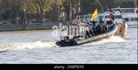 London, Großbritannien. November 2021. Hare Krishna Boot auf der Themse in Westminster London Credit: Ian Davidson/Alamy Live News Stockfoto