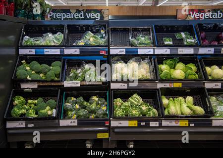 Taplow, Buckinghamshire, Großbritannien. November 2021. Frisches Gemüse zum Verkauf. Sainsbury's Supermarket war heute gut mit weihnachtlichen Speisen und Getränken ausgestattet. Frühere Probleme in der Lieferkette auf dem Lebensmittel- und Getränkemarkt in England nach dem Brexit scheinen sich zu lockern, ohne dass offensichtliche Panikkäufe auftauen. Quelle: Maureen McLean/Alamy Stockfoto