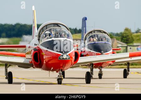 Zwei klassische Flugzeuge des Typs BAC Jet Provost rollten für die Airshow in RAF Waddington, Lincolnshire, Großbritannien, ein. Ehemalige Kampfjettrainer der Royal Air Force Stockfoto