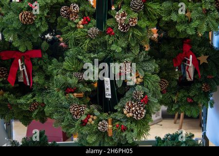 Taplow, Buckinghamshire, Großbritannien. November 2021. Weihnachtskränze zum Verkauf. Sainsbury's Supermarket war heute gut mit weihnachtlichen Speisen und Getränken ausgestattet. Frühere Probleme in der Lieferkette auf dem Lebensmittel- und Getränkemarkt in England nach dem Brexit scheinen sich zu lockern, ohne dass offensichtliche Panikkäufe auftauen. Quelle: Maureen McLean/Alamy Stockfoto