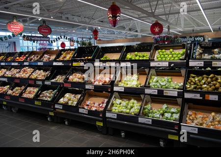 Taplow, Buckinghamshire, Großbritannien. November 2021. Frisches Obst zum Verkauf. Sainsbury's Supermarket war heute gut mit weihnachtlichen Speisen und Getränken ausgestattet. Frühere Probleme in der Lieferkette auf dem Lebensmittel- und Getränkemarkt in England nach dem Brexit scheinen sich zu lockern, ohne dass offensichtliche Panikkäufe auftauen. Quelle: Maureen McLean/Alamy Stockfoto