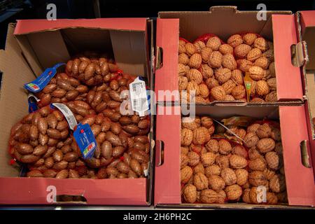 Taplow, Buckinghamshire, Großbritannien. November 2021. Weihnachtsnüsse zum Verkauf. Sainsbury's Supermarket war heute gut mit weihnachtlichen Speisen und Getränken ausgestattet. Frühere Probleme in der Lieferkette auf dem Lebensmittel- und Getränkemarkt in England nach dem Brexit scheinen sich zu lockern, ohne dass offensichtliche Panikkäufe auftauen. Quelle: Maureen McLean/Alamy Stockfoto