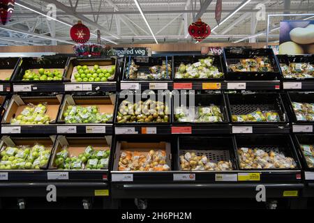 Taplow, Buckinghamshire, Großbritannien. November 2021. Frisches Obst zum Verkauf. Sainsbury's Supermarket war heute gut mit weihnachtlichen Speisen und Getränken ausgestattet. Frühere Probleme in der Lieferkette auf dem Lebensmittel- und Getränkemarkt in England nach dem Brexit scheinen sich zu lockern, ohne dass offensichtliche Panikkäufe auftauen. Quelle: Maureen McLean/Alamy Stockfoto