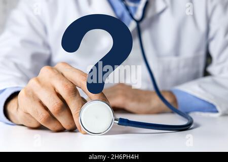 Arzt mit Stethoskop und Fragezeichen. Medizinische Beratung, Gesundheitsverwirrung und faq-Konzept Stockfoto