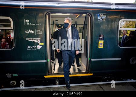 Transportsekretär Grant Shapps fährt am Bahnhof Oakhampton vom Zug der GWR Dartmoor Line aus, als er den ersten Zug auf der neu eröffneten Dartmoor Line am Bahnhof Crediton fährt. Bilddatum: Mittwoch, 17. November 2021. Stockfoto