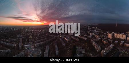 Luftaufnahme Szenerie lebendige Sonnenuntergang Panorama Weitblick mit epischen Skyscape. Kharkiv Stadtzentrum, Pavlove Pole Wohnviertel Straßen und Gebäude in EV Stockfoto