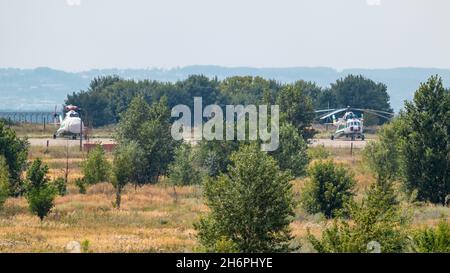 MIL Mi-8 (Hip) ein mittelgroßer, zweiturbiniger Transporthubschrauber, der von der Sowjetunion auf dem Start-Gelände in grünen Büschen hergestellt wurde. Flugplatz Sommerfeld, Luftfahrt i Stockfoto