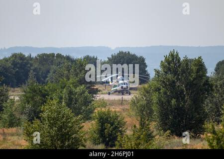 Der Mil Mi-8 (Hip) ein mittelgroßer Transporthubschrauber mit zwei Turbinen, der von der Sowjetunion auf dem Start-Gelände in grünen Büschen hergestellt wurde. Flugplatz Sommerfeld, aviatio Stockfoto