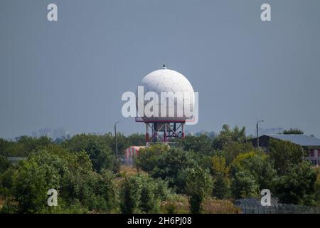 Internationaler Flughafen White Sphere Radarturm in Charkiw, Ukraine. Spezielles Mikrowellen-Turmradom in Sechseck-Form im Grünen an sonnigen Sommertagen Stockfoto