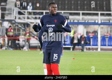 Kurt Zouma aus Frankreich erwärmt sich während des FIFA World Cup 2022, Qualifikationsspiel der Gruppe D zwischen Finnland und Frankreich am 16. November 2021 im Olympiastadion in Helsinki, Finnland - Foto: Laurent Lairys/DPPI/LiveMedia Stockfoto