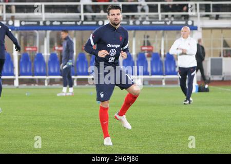 Leo Dubois aus Frankreich erwärmt sich während des FIFA World Cup 2022, Qualifikationsspiel der Gruppe D zwischen Finnland und Frankreich am 16. November 2021 im Olympiastadion in Helsinki, Finnland - Foto: Laurent Lairys/DPPI/LiveMedia Stockfoto