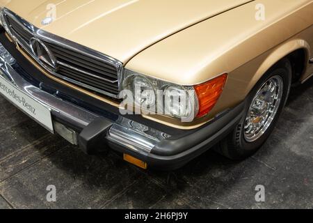 Bilbao, Spanien - 15. November 2021: Ausstellung Oldtimer. Mercedes-Benz R107 ist ein Sportwagen mit Roadster- oder Coupé-Karosserievarianten des Ger Stockfoto