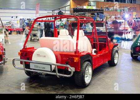 Bilbao, Spanien - 15. November 2021: Ausstellung von Oldtimern. Mini Moke ist ein Mini-basiertes Fahrzeug, das von Einem Für die British Motor Corporation (BMC) entwickelt wurde Stockfoto