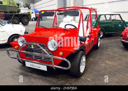 Bilbao, Spanien - 15. November 2021: Ausstellung von Oldtimern. Mini Moke ist ein Mini-basiertes Fahrzeug, das von Einem Für die British Motor Corporation (BMC) entwickelt wurde Stockfoto