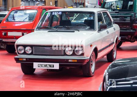 Bilbao, Spanien - 15. November 2021: Ausstellung von Oldtimern. Auf dem Bild A Seat 132, ein zwischen 1973 und 1982 in Lizenz von SEAT hergestelltes Auto. Stockfoto