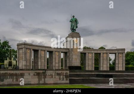 Das sowjetische Kriegsdenkmal im Tiergarten in Berlin, der Hauptstadt Deutschlands an einem regnerischen, düsteren Tag. Neben dem gebogenen Stoa mit einem... Stockfoto