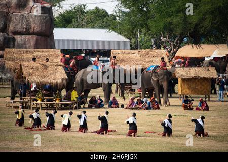 Surin, Thailand Nov 18, 2018 : Show des alten traditionellen Lebensstils von Menschen und Elefanten während der jährlichen Elefantenroundup am 18. November 2018 in Sur Stockfoto