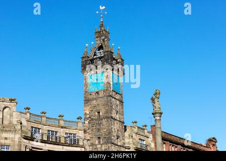 Mautturm und Uhrturm, Teil des historischen Gefängnisses aus dem 17. Jahrhundert in der Nähe des Mercat Cross am südlichen Ende der High Street, Glasgow, Schottland Stockfoto