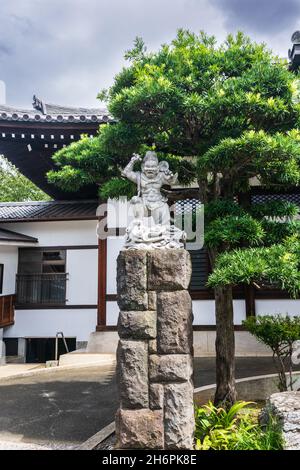 Tokio, Japan, Asien - 8. September 2019 : Statue im Garten des Chokoku-Tempels Stockfoto