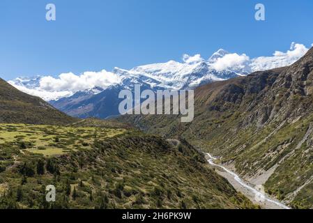 Luftaufnahme einer Straße zwischen den Bergen Stockfoto