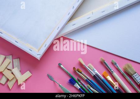Verschiedene Pinsel und Leinwand. Bildungs- und Kunstkonzepte. Speicherplatz kopieren Stockfoto
