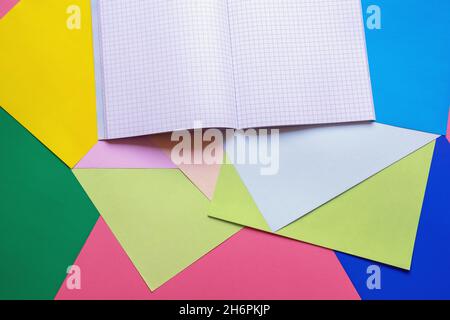 Schule und Hobby Konzepte. Farbige Papierblätter und Notizbücher. Speicherplatz kopieren Stockfoto