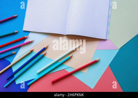 Schule und Hobby Konzepte. Farbige Papierblätter, Buntstifte und Notizbücher. Speicherplatz kopieren Stockfoto