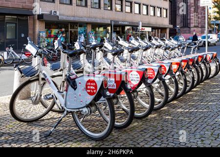 Nürnberg, Deutschland, 2021: In der Innenstadt von Nürnberg stehen Weiße VAG-Rad-Fahrräder eines öffentlichen Transportunternehmens in Reihe Stockfoto