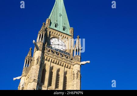 Nahaufnahme des Friedensturms des kanadischen Parlamentsgebäudes, Ottawa, Ontario, Kanada Stockfoto