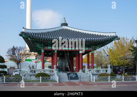 Busan, Südkorea - 28. November 2015: Der Yongdusan Park. Pavillon im Park. Stockfoto