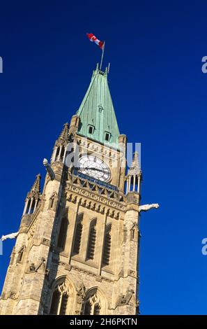 Nahaufnahme des Friedensturms des kanadischen Parlamentsgebäudes, Ottawa, Ontario, Kanada Stockfoto