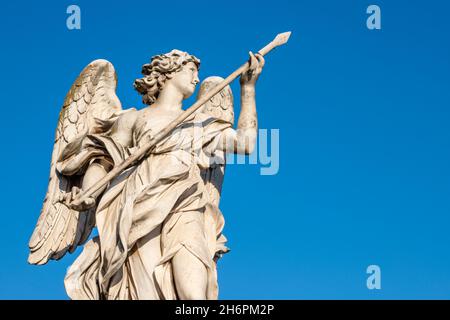 ROM, ITALIEN - 1. SEPTEMBER 2021: Engel mit der Lanze auf der Ponte Sant'Angelo - Engelsbrücke von Domenico Guidi (1625 – 1701). Stockfoto