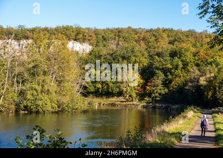 Ein einstufiger Spaziergänger neben dem Fluss Yonne (Abschnitt Canal du Nivernais) in der Nähe von Mailly-le-Château im Herbst Stockfoto