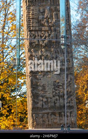 FORRES MORAY SCOTLAND GESCHNITZTE KAMPFSZENE AUF DEM PICTISH SUENO'S STEIN 6.5 METER HOCH IN EINEM SCHÜTZENDEN GLASGEHÄUSE Stockfoto