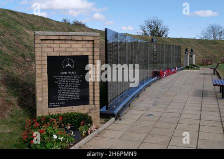 Sockel mit dem Gedicht „Unsere Mauer“ von William Walker AE zu Beginn der Christopher Foxley-Norris Memorial Wall, Battle of Britain Memorial, Folkestone, Stockfoto