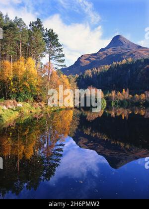 Herbstreflexionen Pap of Glencoe, West Highlands Stockfoto