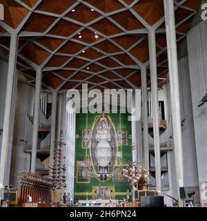 Innenraum der neuen Kathedrale von Coventry, mit Christus in Herrlichkeit in der Tetramorph, Wandteppich von Graham Sutherland, Coventry, Warwickshire, West Midlands, Stockfoto