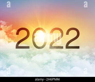 Neujahr 2022 Datum Nummer, in einem bunten schönen Himmel mit dem Morgenaufgang, als Beginn eines neuen Tages Stockfoto