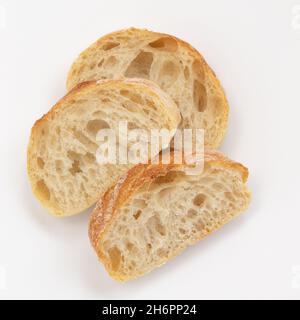 Brotscheiben isoliert auf weißem Hintergrund, drei Scheiben frisches, weiß genarbtes Brot, französisches Baguette Stockfoto