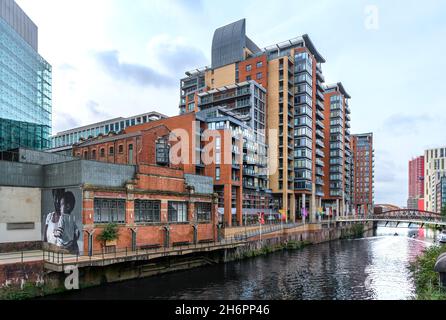 Spinningfields, Manchester. Schicke neue Apartmentgebäude an der Irwell. Das Peterloo-Wandbild von Axel Void befindet sich im Volkshistorischen Museum. Stockfoto