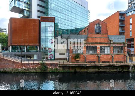 Die Spinningfields-Gegend von Manchester, grenzt an den Fluss Irwell. Auf der linken Seite befindet sich das People's History Museum vor dem Manchester Crown Court. Stockfoto