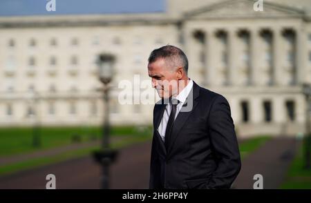 Nach einem Treffen mit Lord Frost in Stormont spricht der geschäftsführende Minister von Sinn Fein, Declan Kearney, mit den Medien. Bilddatum: Mittwoch, 17. November 2021. Stockfoto