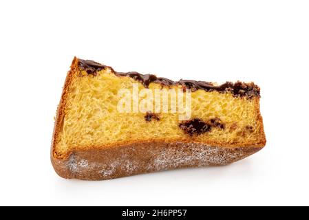Pandoro-Scheibe mit Sahneschokolade, traditionelle italienische Weihnachtskuchenfüllung mit Schokolade. Isoliert auf weißem Beschneidungspfad, Kopierbereich Stockfoto