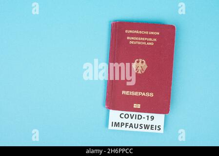 Deutscher Reisepass mit Covid-19-Zertifikat, Reisen wegen Pandemie, neue Normalität, Vorschriften Stockfoto