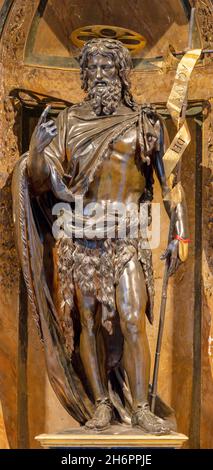 ROM, ITALIEN - 2. SEPTEMBER 2021: Bronzestatue des Hl. Johannes des Täufers in der Kirche San Giovanni in Fonte al Laterano - Battisterio Lateranese Stockfoto