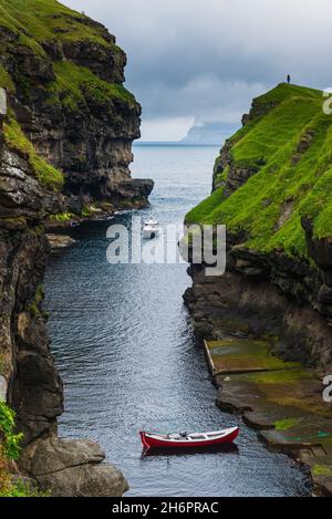 Natürliche Hafen Schlucht in Gjogv Dorf, Färöer Inseln Stockfoto