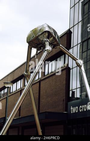 Der Woking Martian von Michael Condrom 1998, Eine verchromte, elektropolierte Edelstahlstatue, die die Mars aus dem Krieg der Welten von H.G Wells darstellt Stockfoto